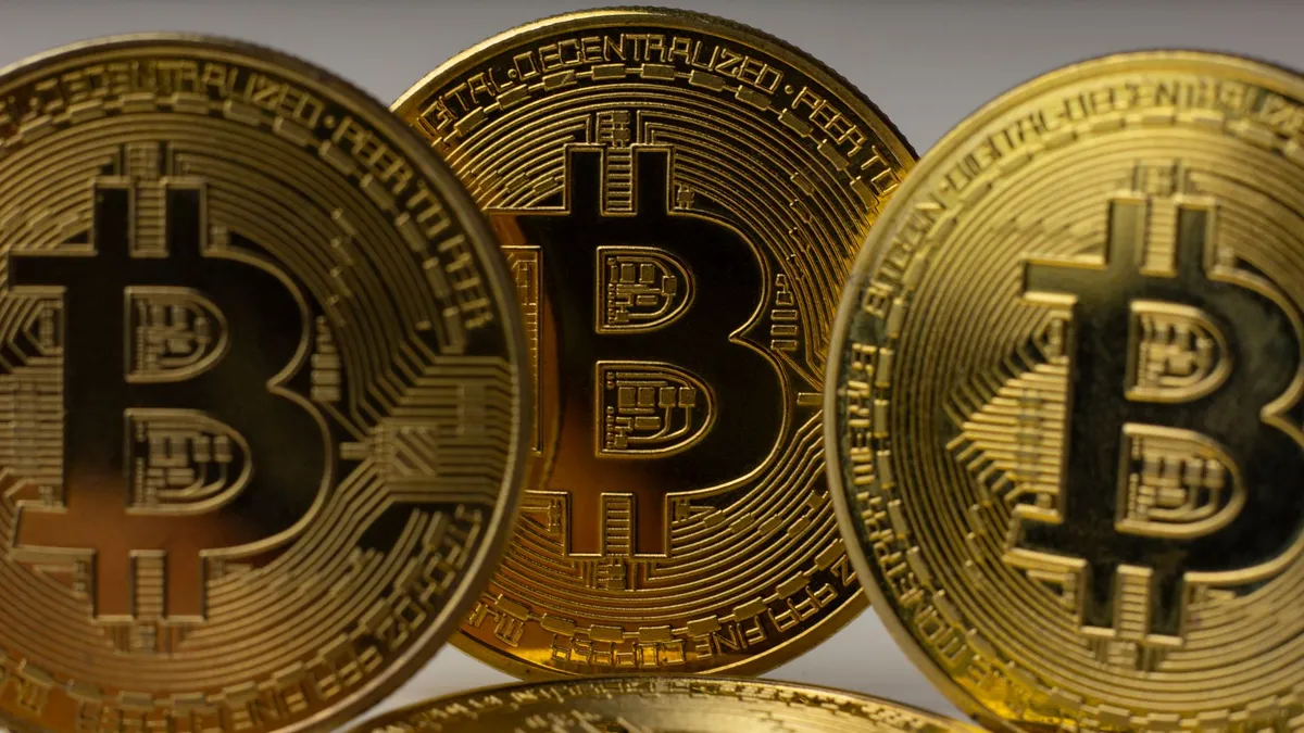 بيتكوين يلامس 87 ألف دولار مع تراجع عوائد السندات الأمريكية