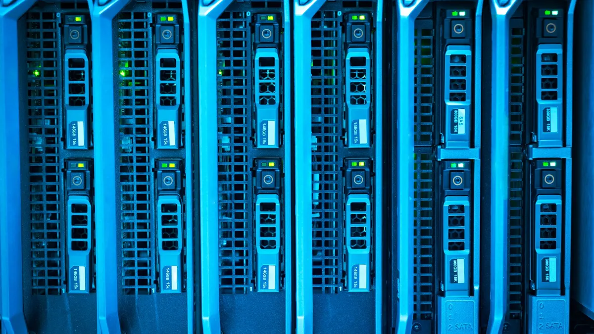 سوفت بنك تسعى لجمع 100 مليار دولار من مستثمري الخليج للذكاء الاصطناعي