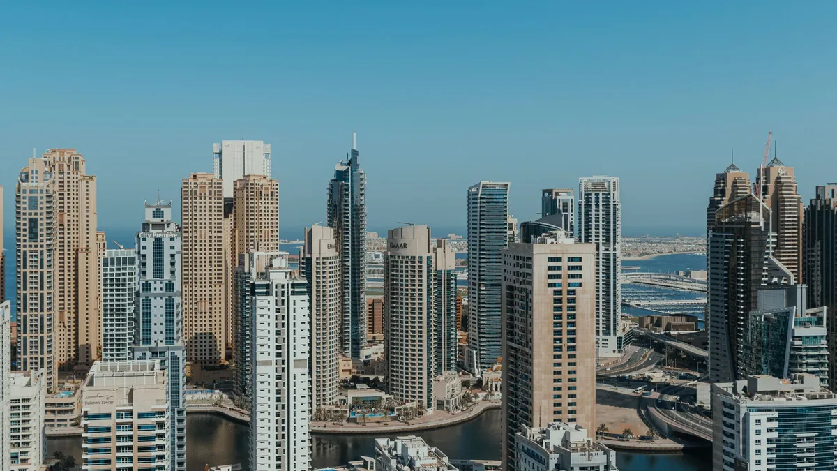 بورصتا دبي وأبوظبي تتراجعان رغم ارتفاع أسعار النفط