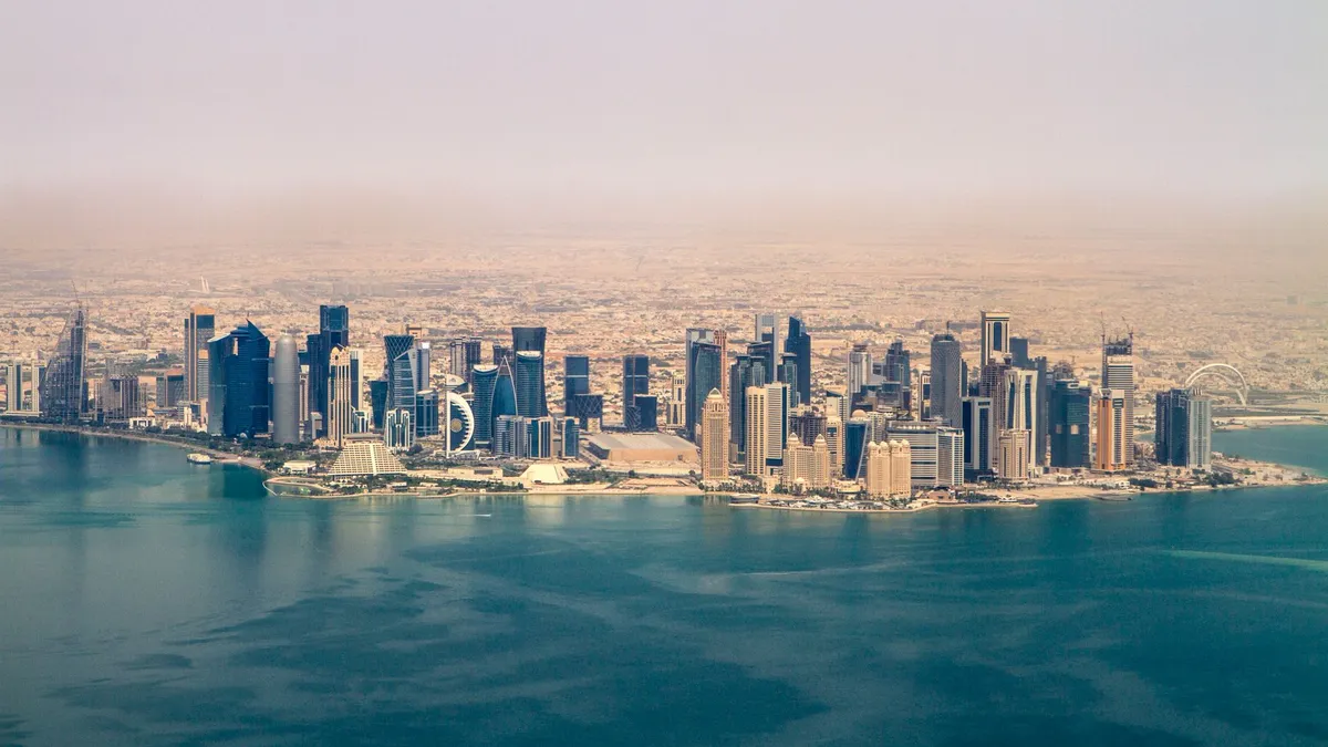 أمير قطر وماكرون يبحثان توسيع الشراكة الاستثمارية في الدوحة
