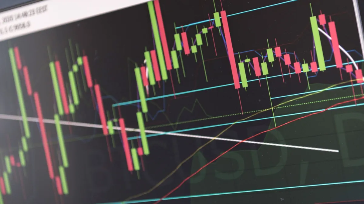 تاسي يتراجع أكثر من 100 نقطة ويهبط دون حاجز 10,000