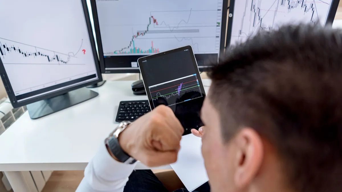استقرار عقود الأسهم الأمريكية قبيل قرار الفيدرالي وأرباح التكنولوجيا
