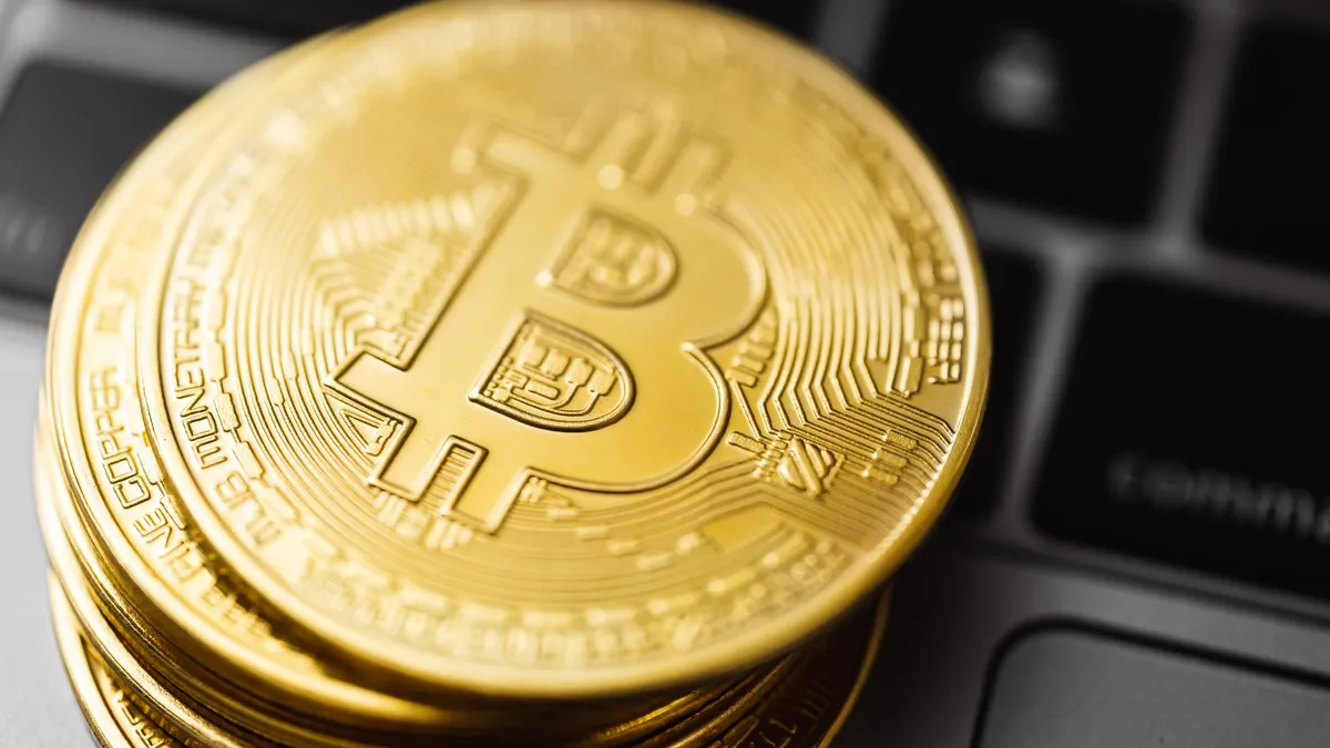 بيتكوين يهبط دون 81 ألف دولار وتصفيات بـ1.1 مليار دولار