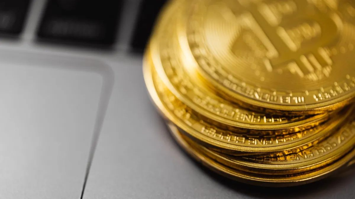 بيتكوين يهبط دون 80 ألف دولار مع تشدد الفدرالي ومخاوف التكنولوجيا