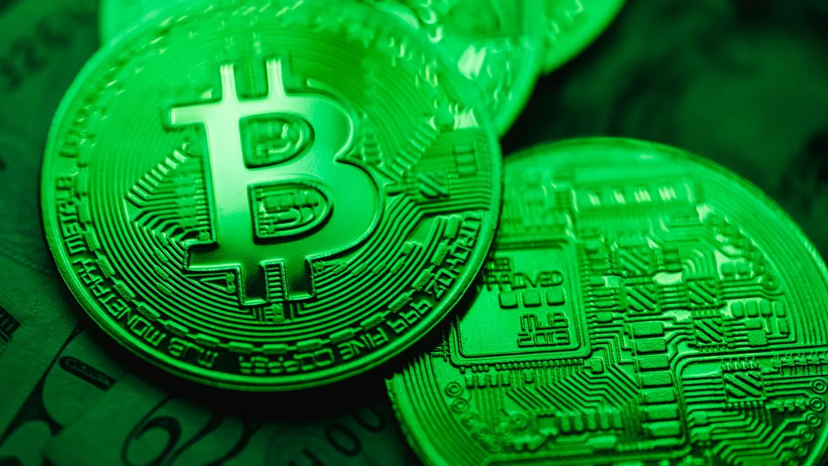 بيتكوين يتراجع دون 82 ألف دولار مع تراجع التكنولوجيا وصعود النفط