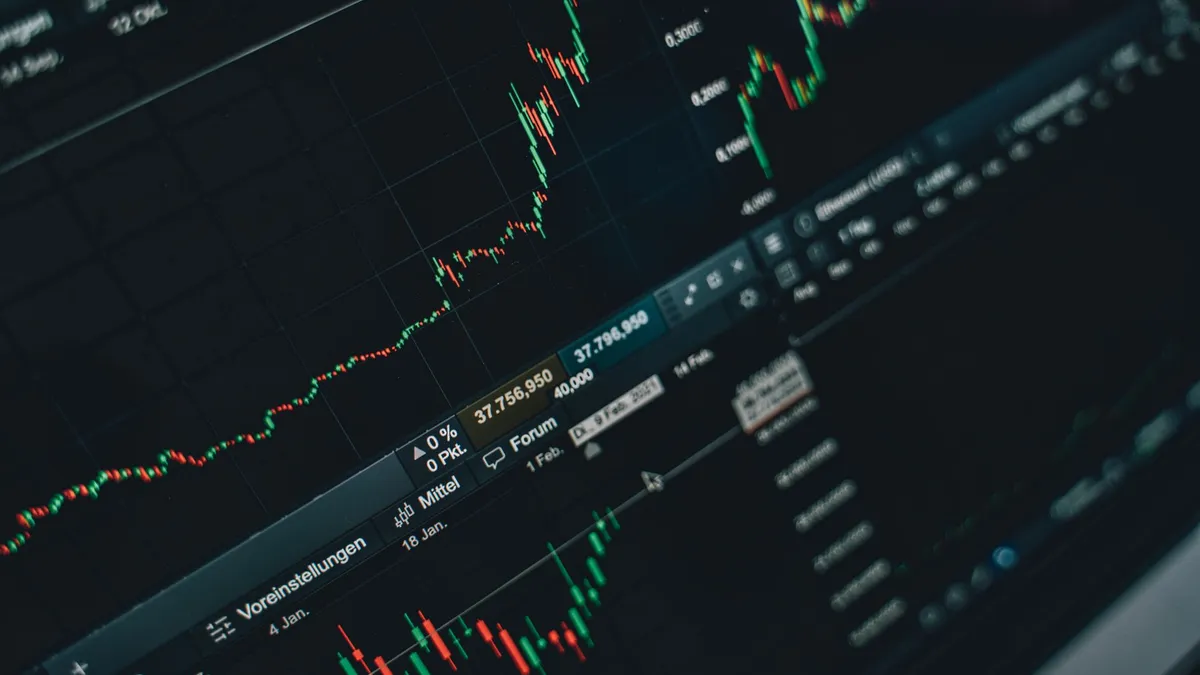 عقود الأسهم الأمريكية ترتفع مع تراجع النفط واستقرار العوائد