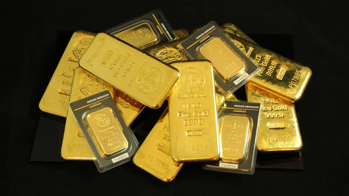 الذهب يقترب من 4200 دولار وسط مخاوف الشرق الأوسط